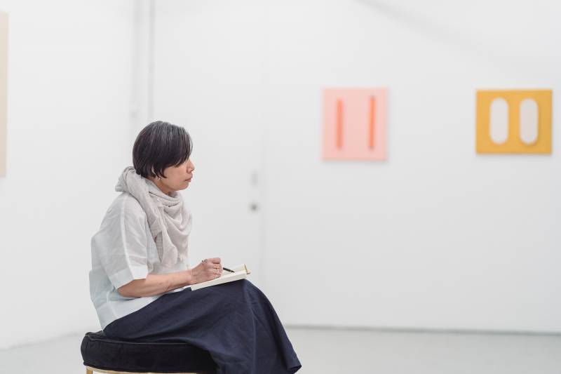 Jeune femme contemplant un tableau dans un musée 